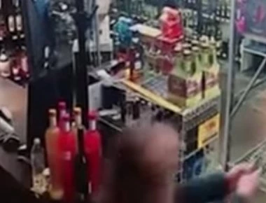 ΗΠΑ: Μάνα και κόρη πυροβολούν ένοπλο που επιχειρεί να ληστέψει το μαγαζί τους! (βίντεο)